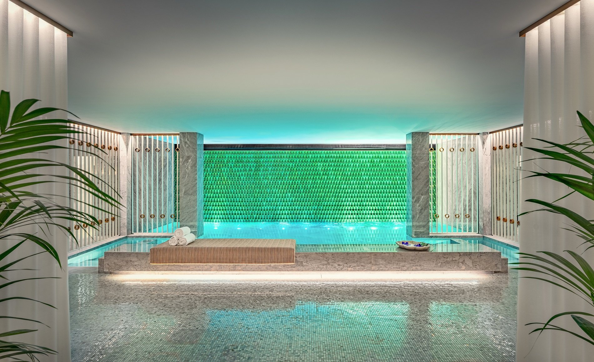 Piscina interior com piscina Monumental Nuxe Spa